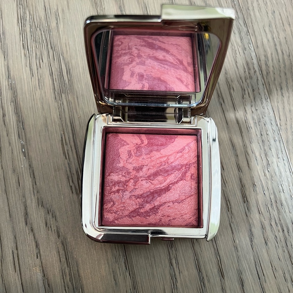 Hourglass Ambient Lighting Blush